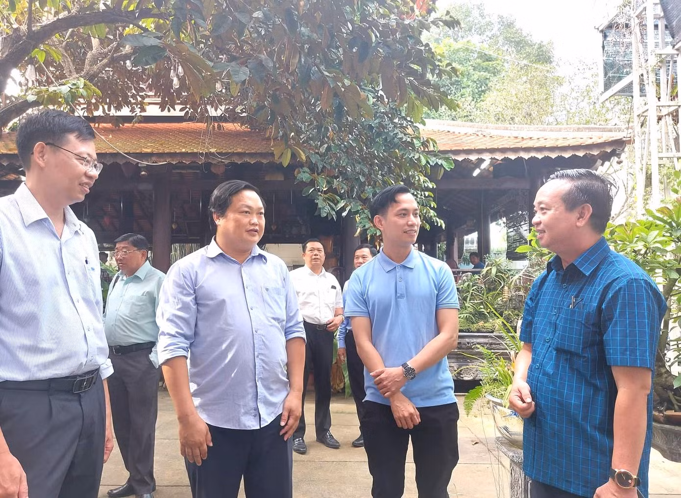 Ông Bùi Minh Thạnh (ngoài cùng bìa phải) trao đổi với người dân, doanh nghiệp trên địa bàn