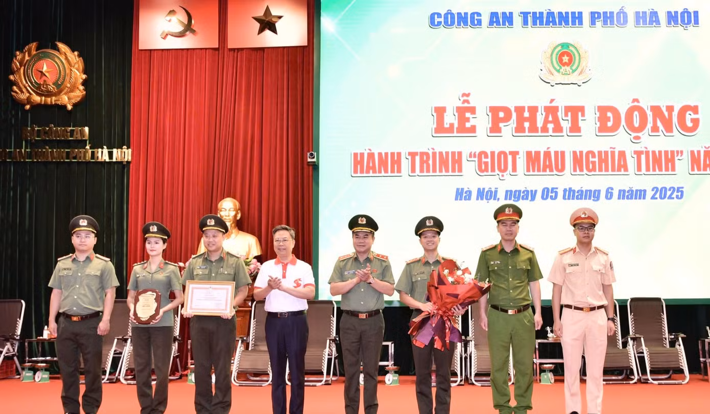 Lãnh đạo Viện Huyết học và Truyền máu T.Ư và CAHN trao giải thưởng “Giọt hồng” toàn quốc cho Ban Thanh niên Công an TP Hà Nội, tập thể tiêu biểu dẫn đầu cả nước trong công tác vận động và tổ chức hiến máu tình nguyện năm 2024.