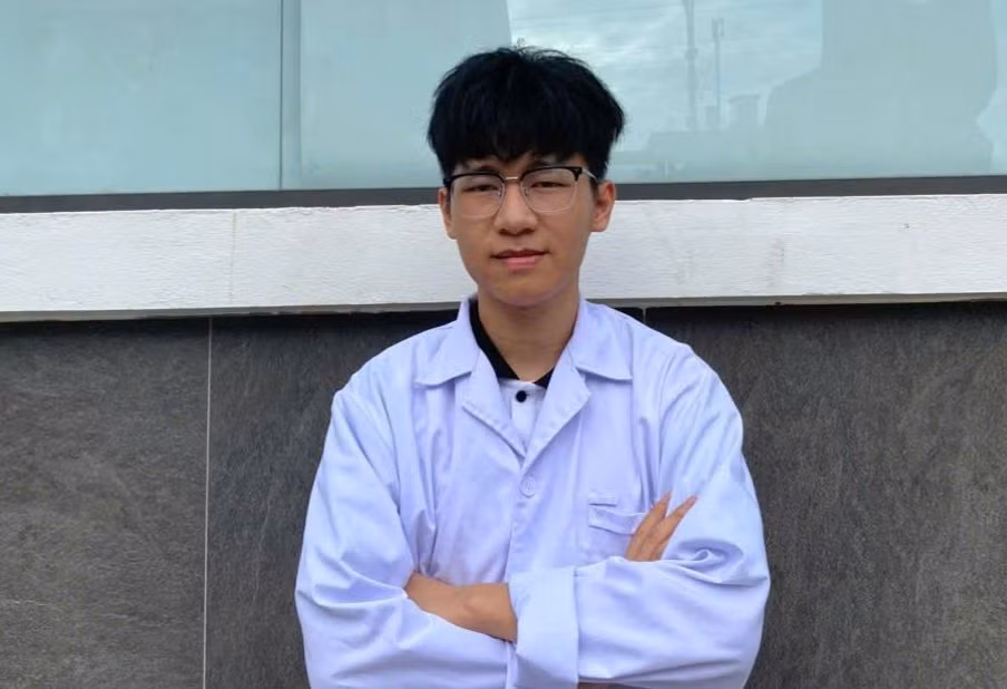 Bạn Phạm Ngọc Tiến Đạt - thủ khoa đầu vào Trường Đại học Y Dược, Đại học Quốc gia Hà Nội chia sẻ bí quyết để đạt được điểm cao trong tổ hợp Toán - Hóa - Sinh. Bạn Phạm Ngọc Tiến Đạt - thủ khoa đầu vào Trường Đại học Y Dược, Đại học Quốc gia Hà Nội chia sẻ bí quyết để đạt được điểm cao trong tổ hợp Toán - Hóa - Sinh.