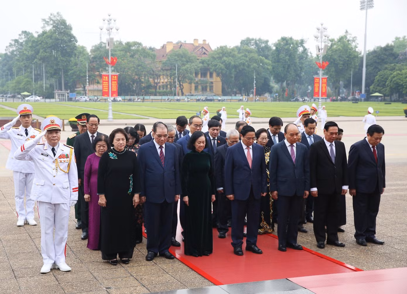 Lãnh đạo Đảng, Nhà nước thành kính tưởng nhớ công lao to lớn của Chủ tịch Hồ Chí Minh.