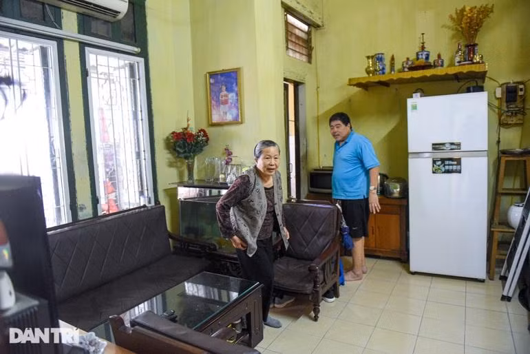 Cuộc sống bên trong nhà Pháp cổ số 57B Hàng Bồ. Cuộc sống bên trong nhà Pháp cổ số 57B Hàng Bồ.