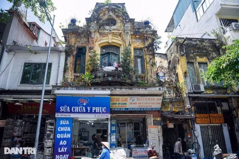 Khó có thể nhận ra con phố nhỏ ngày xưa với căn biệt thự Pháp với những bức vẽ phù điêu ẩn mình dưới bóng cây và hàng rào sắt. Khó có thể nhận ra con phố nhỏ ngày xưa với căn biệt thự Pháp với những bức vẽ phù điêu ẩn mình dưới bóng cây và hàng rào sắt.