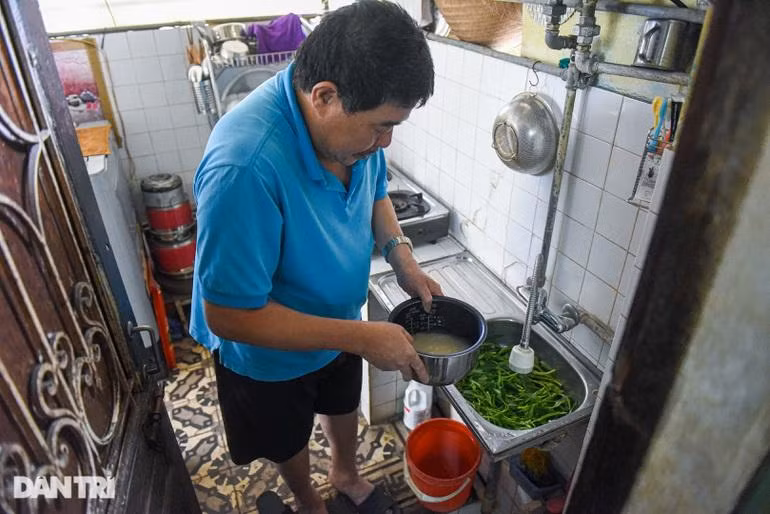 Ông Thành đang nấu cơm trong căn biệt thự cổ. Ông Thành đang nấu cơm trong căn biệt thự cổ.