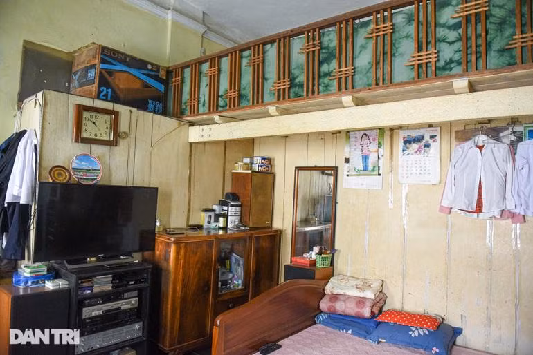 Hiện tại, các hộ dân sống trong biệt thự 57B Hàng Bồ đều có nhà bếp và khu vực vệ sinh riêng. Hiện tại, các hộ dân sống trong biệt thự 57B Hàng Bồ đều có nhà bếp và khu vực vệ sinh riêng.