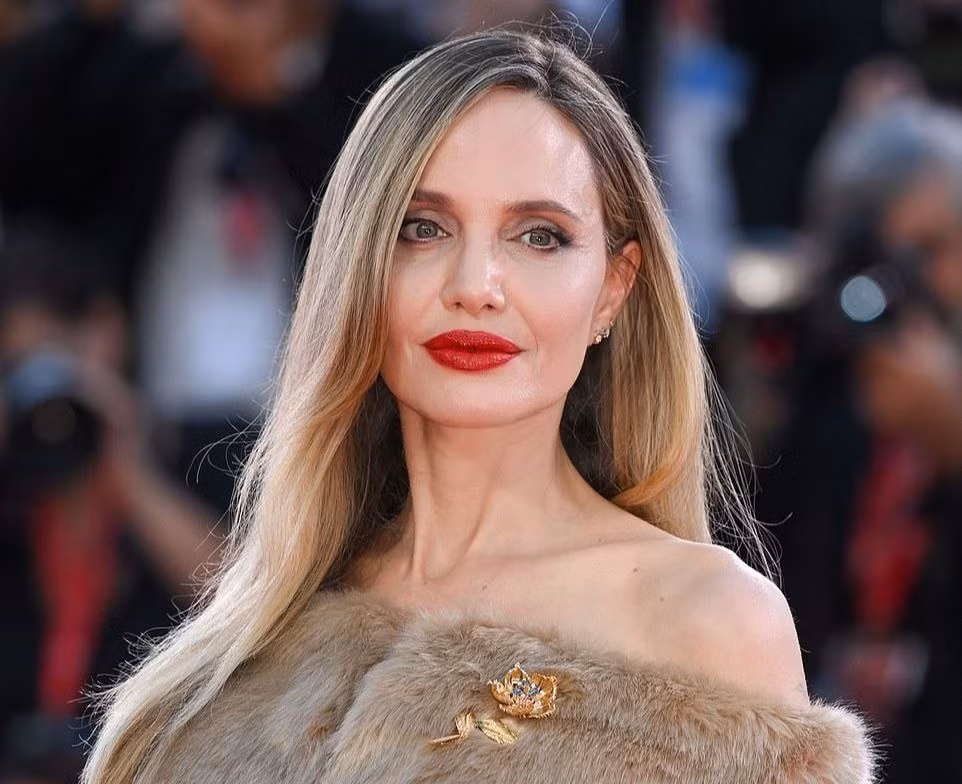 TMZ khẳng định Angelina vẫn độc thân. Ảnh: Shutterstock.