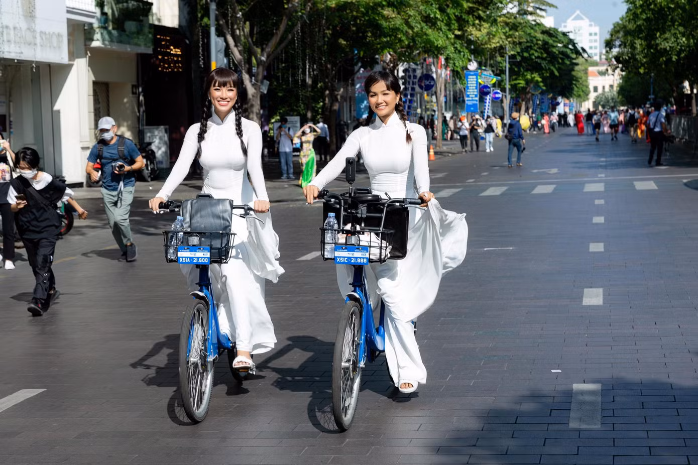 Tại sự kiện, hai người đẹp còn đạp xe đạp trên phố đi bộ Nguyễn Huệ, hệt như hai nữ sinh đang đến trường.