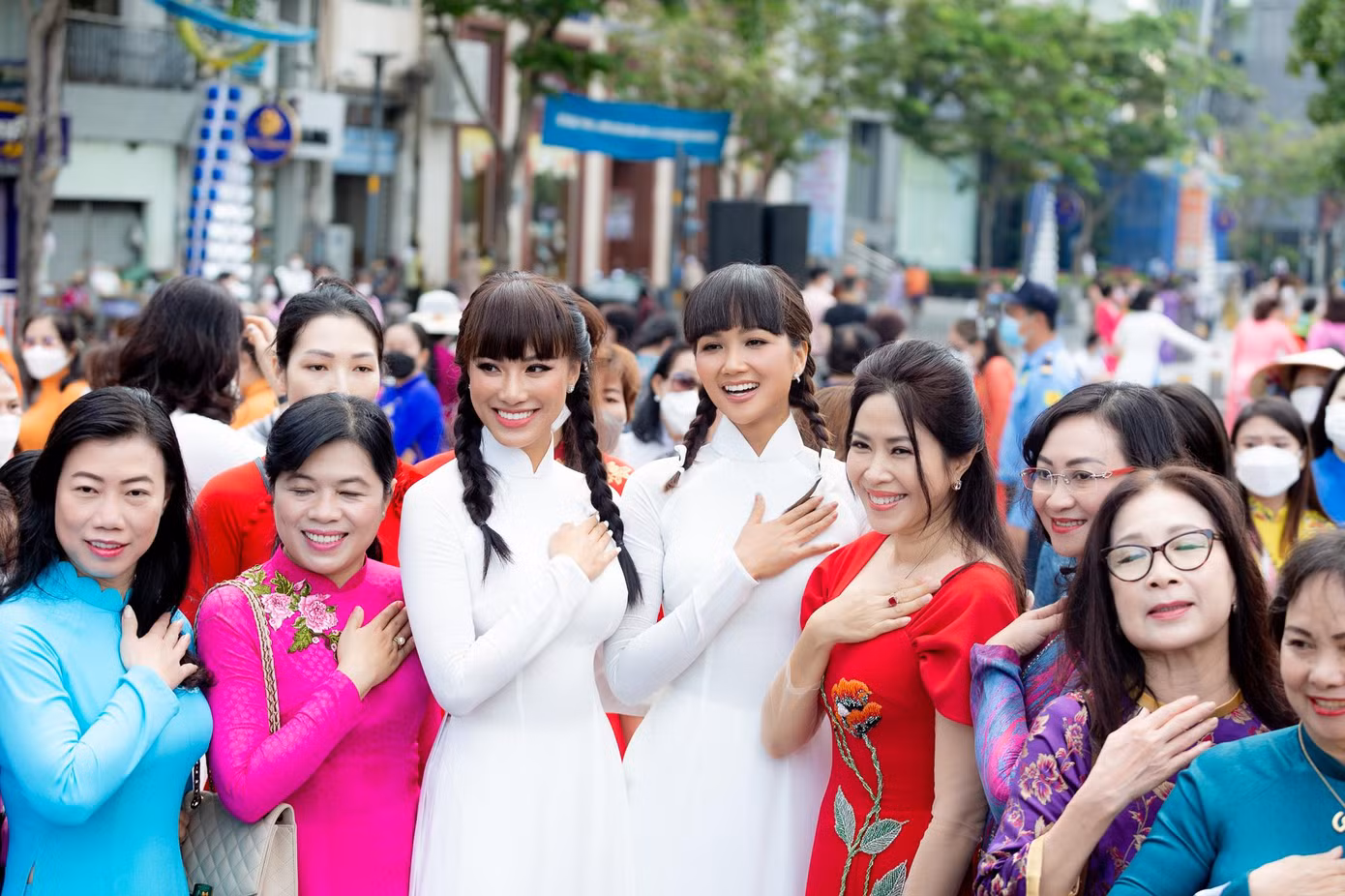 H'Hen Niê chia sẻ: "Tà áo dài trắng nữ sinh như một biểu tượng mà mọi cô gái đều ao ước được diện khi đi học, hồi nhỏ Hen cũng ao ước được diện áo dài đi học lắm đó. Hen mong rằng tà áo dài sẽ ngày càng được yêu mến và lưu truyền mãi mãi về sau bởi các thế hệ trẻ".