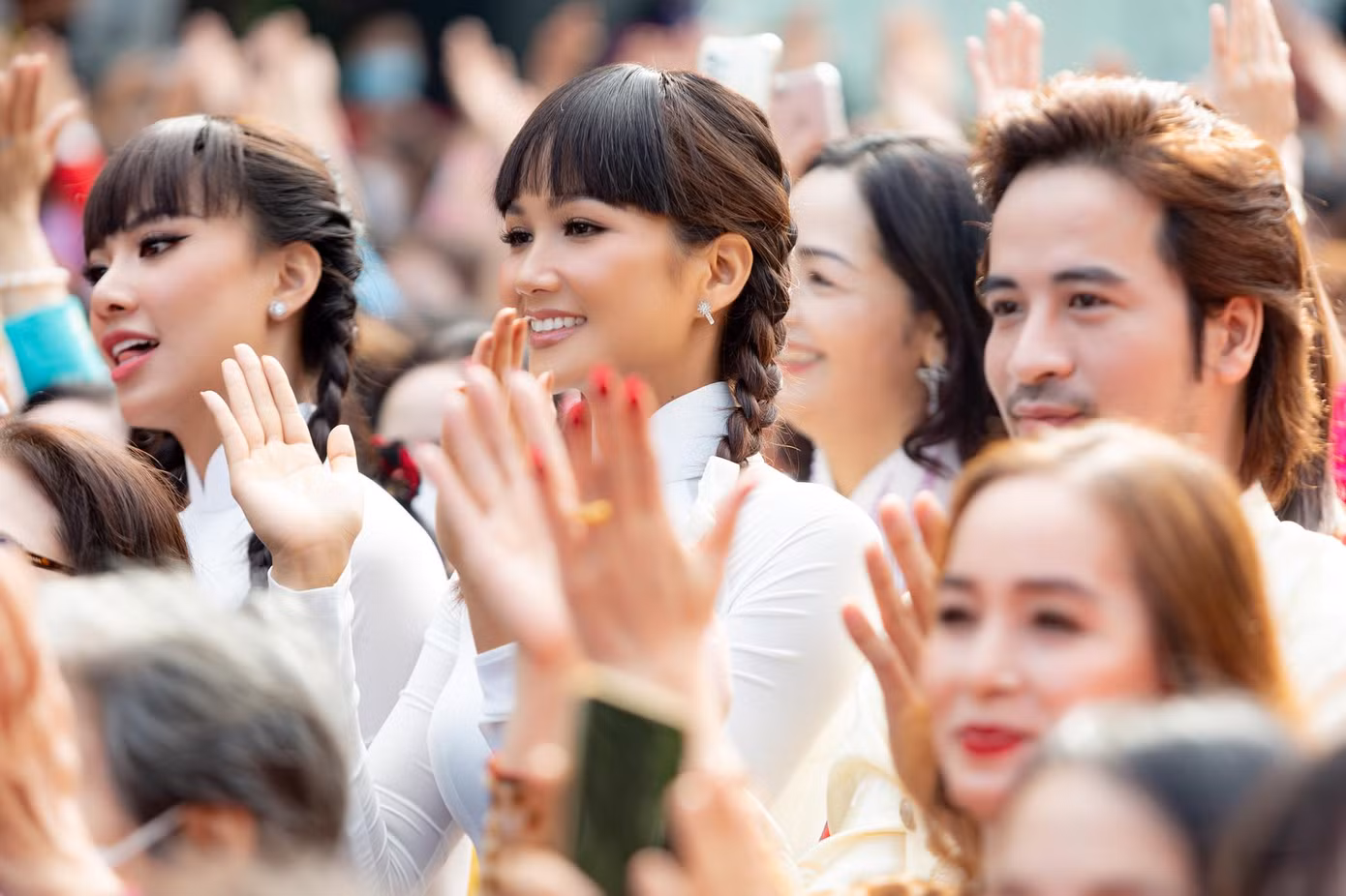 Không chọn áo dài cầu kỳ, cả H'Hen Niê và Kim Duyên đều yêu thích tà áo dài gam màu trắng tinh khôi và nữ tính.