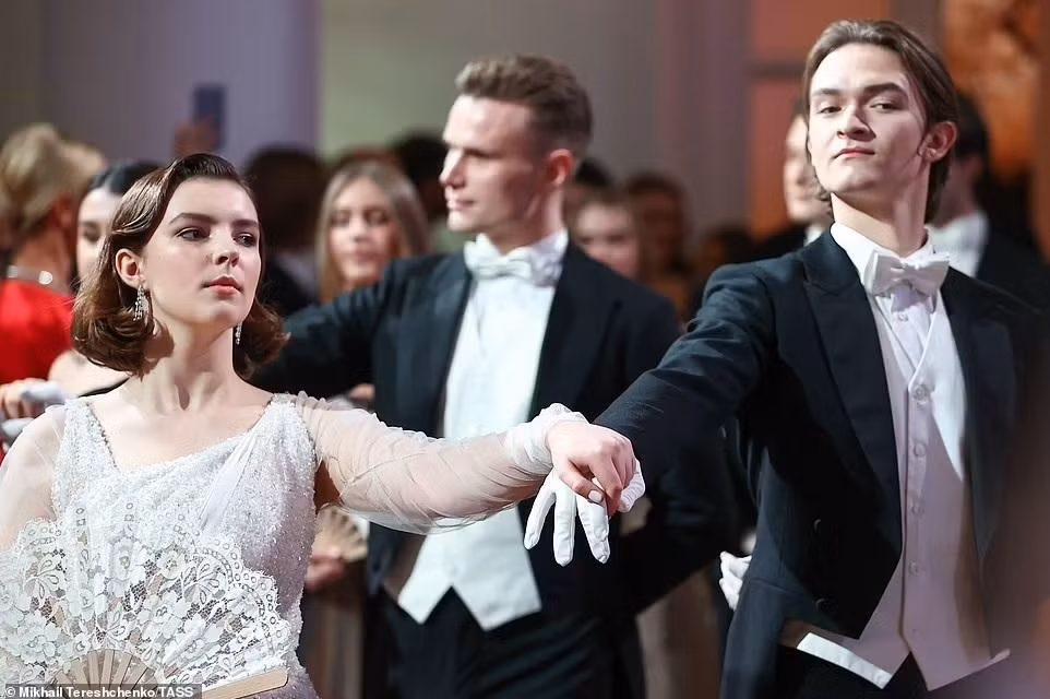 Polina Tsyganova, ái nữ của hai diễn viên Yevgeny Tsyganov và Irina Leonova, diện váy trắng thanh tao cho buổi tối lộng lẫy.
