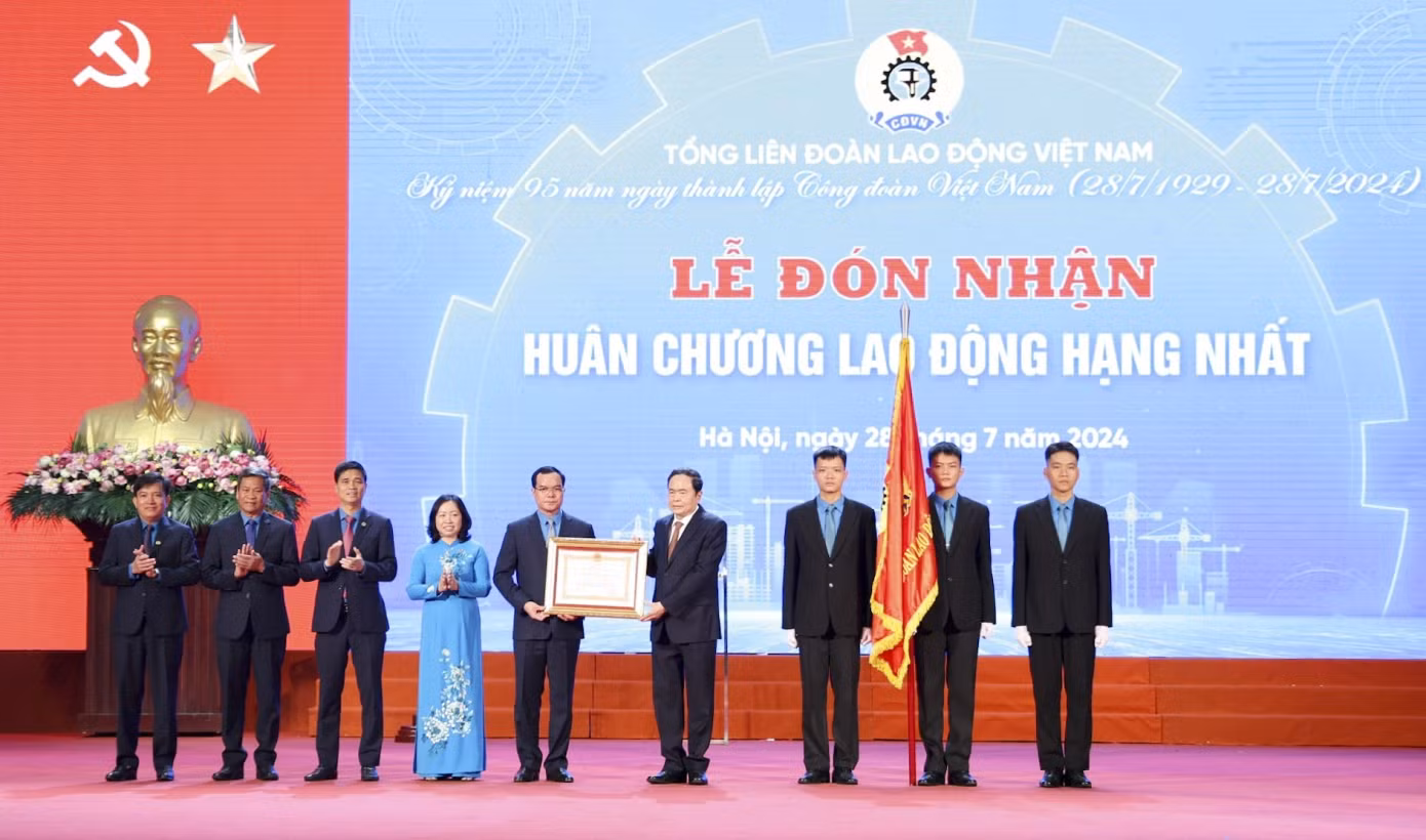 Tổng Liên đoàn Lao động Việt Nam đón nhận Huân chương Lao động hạng Nhất. Ảnh: Hải Nguyễn.