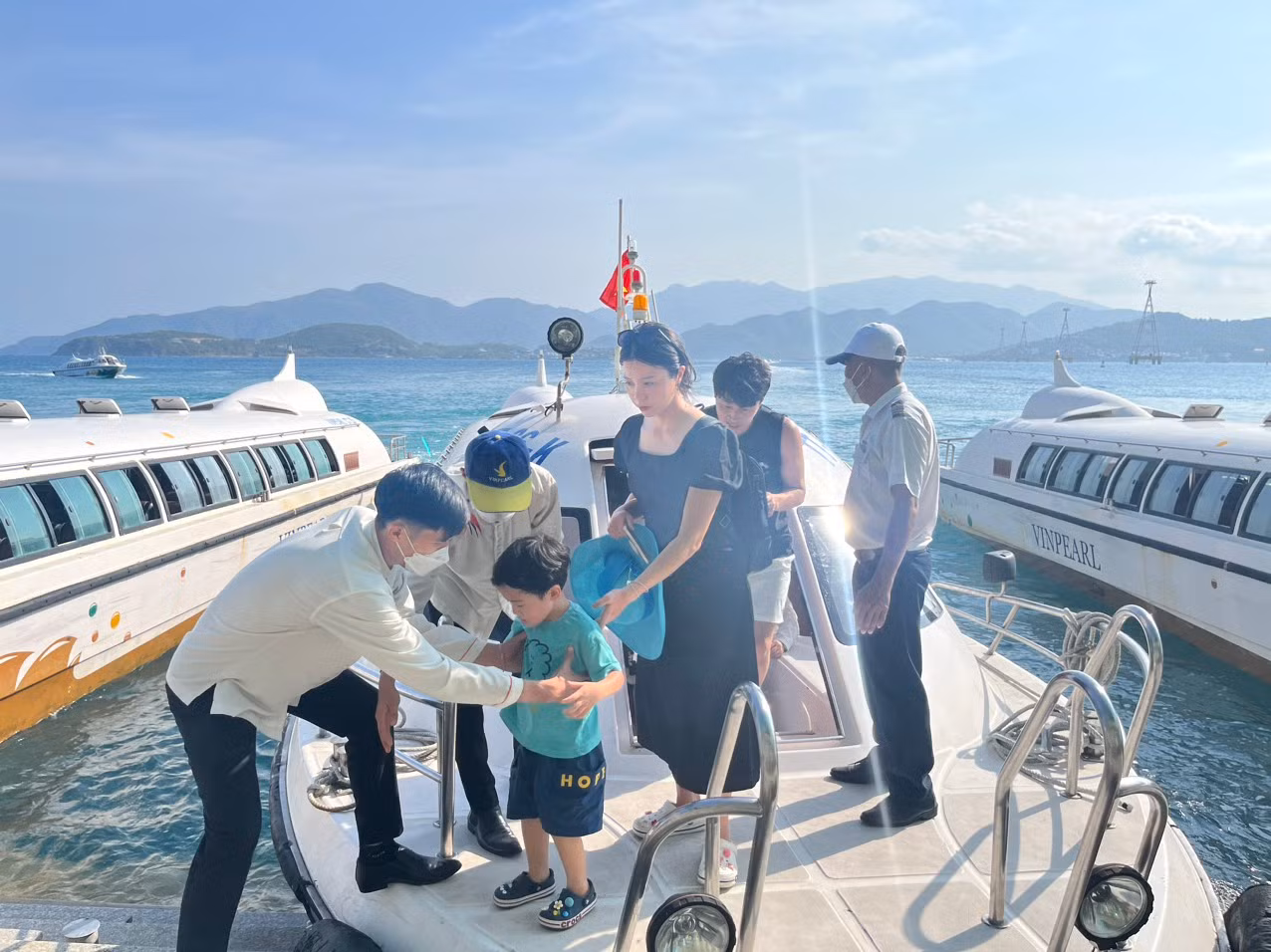 Khách du lịch đến tham quan, lưu trú tại đảo Hòn Tre - Nha Trang.