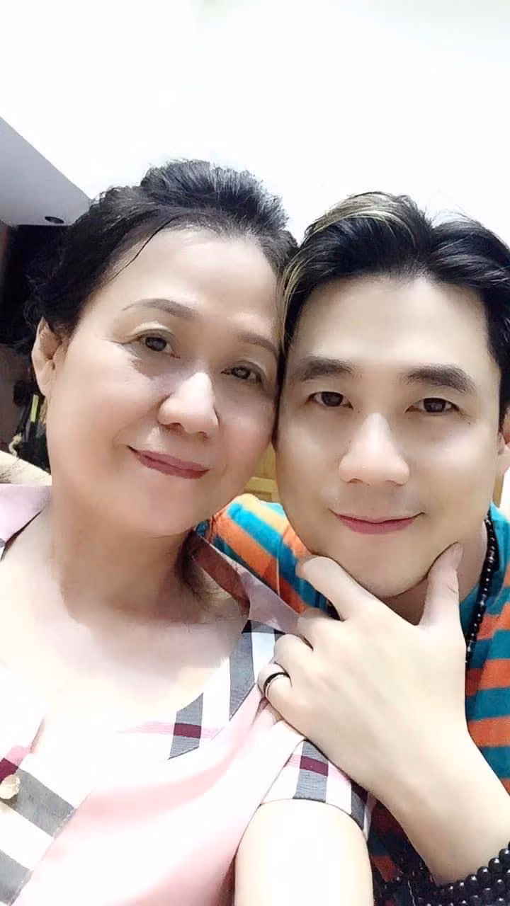 Khánh Phương và mẹ.