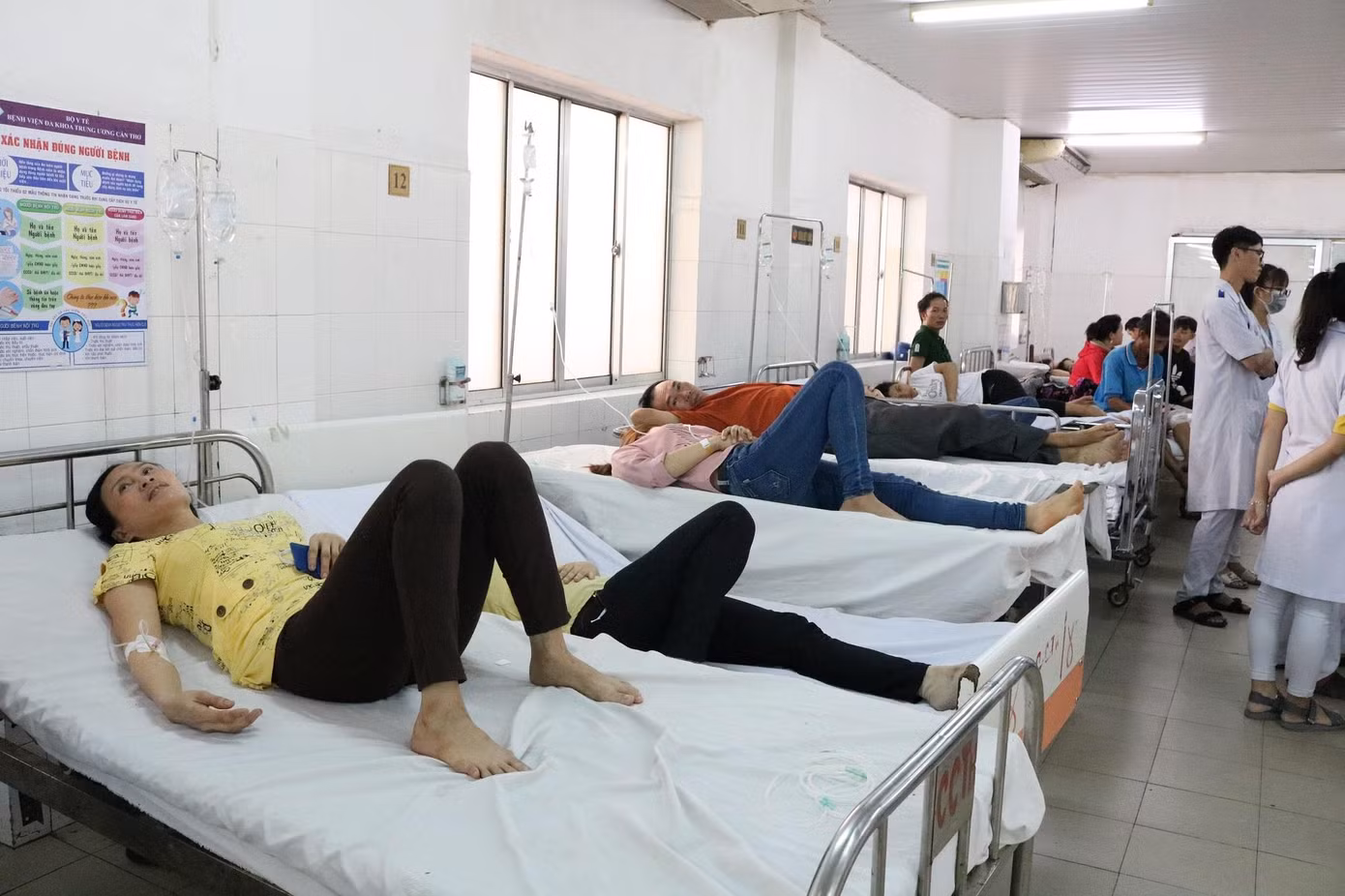 Rò rỉ khí gas, hàng loạt công nhân nhập viện cấp cứu ảnh 1