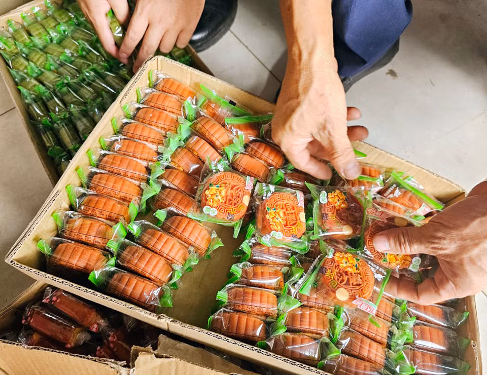 Bánh Trung thu không rõ nguồn gốc xuất xứ bị thu giữ.