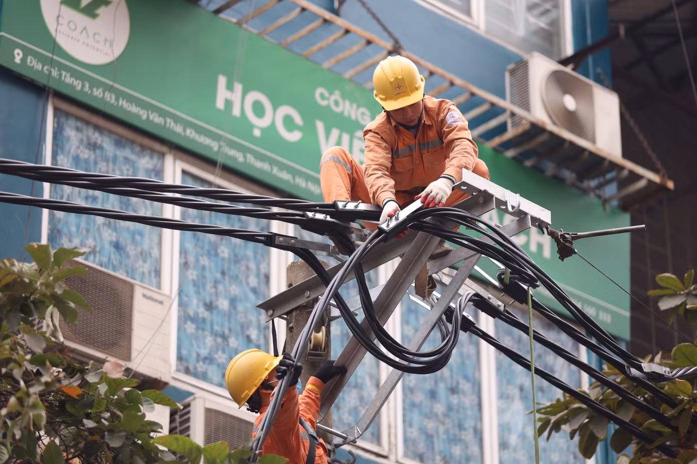 EVN đối diện nguy cơ mất cân đối tài chính.
