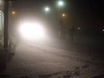 Mặt đường ở Reykjavik phủ đầy tro bụi núi lửa	Ảnh: Reuters