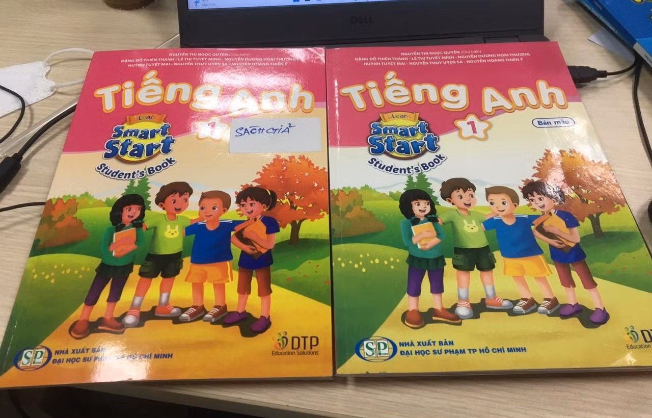 Cuốn sách phía bên trái là sách giả do scan lại nên màu, hình ảnh và giấy kém hơn sách thật bên phải