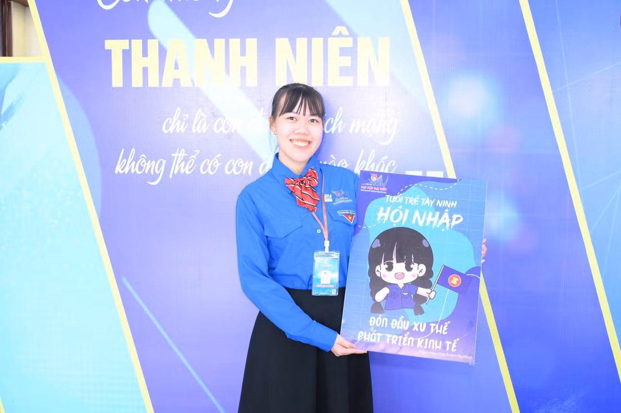 Nguyễn Trinh Hương (học sinh Trường THPT Hoàng Văn Thụ, huyện Châu Thành), đại biểu nhỏ tuổi nhất đại hội. Ảnh: Việt Kiên