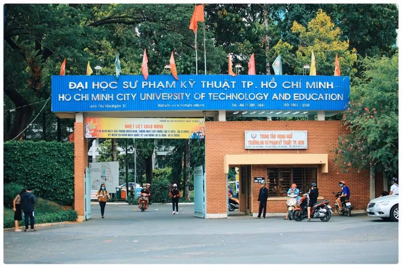 Hàng ngàn sinh viên Trường ĐH Sư phạm Kỹ thuật TPHCM tốt nghiệp nhưng không có bằng do trường khuyết hiệu trưởng