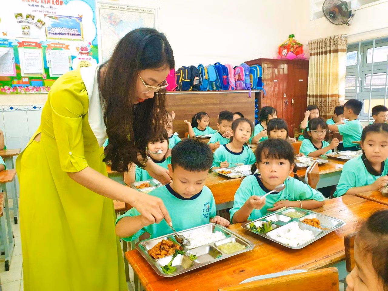 TPHCM chính thức thông qua mức tăng học phí gấp 5 lần. Trong ảnh, học sinh ăn bán trú tại trường