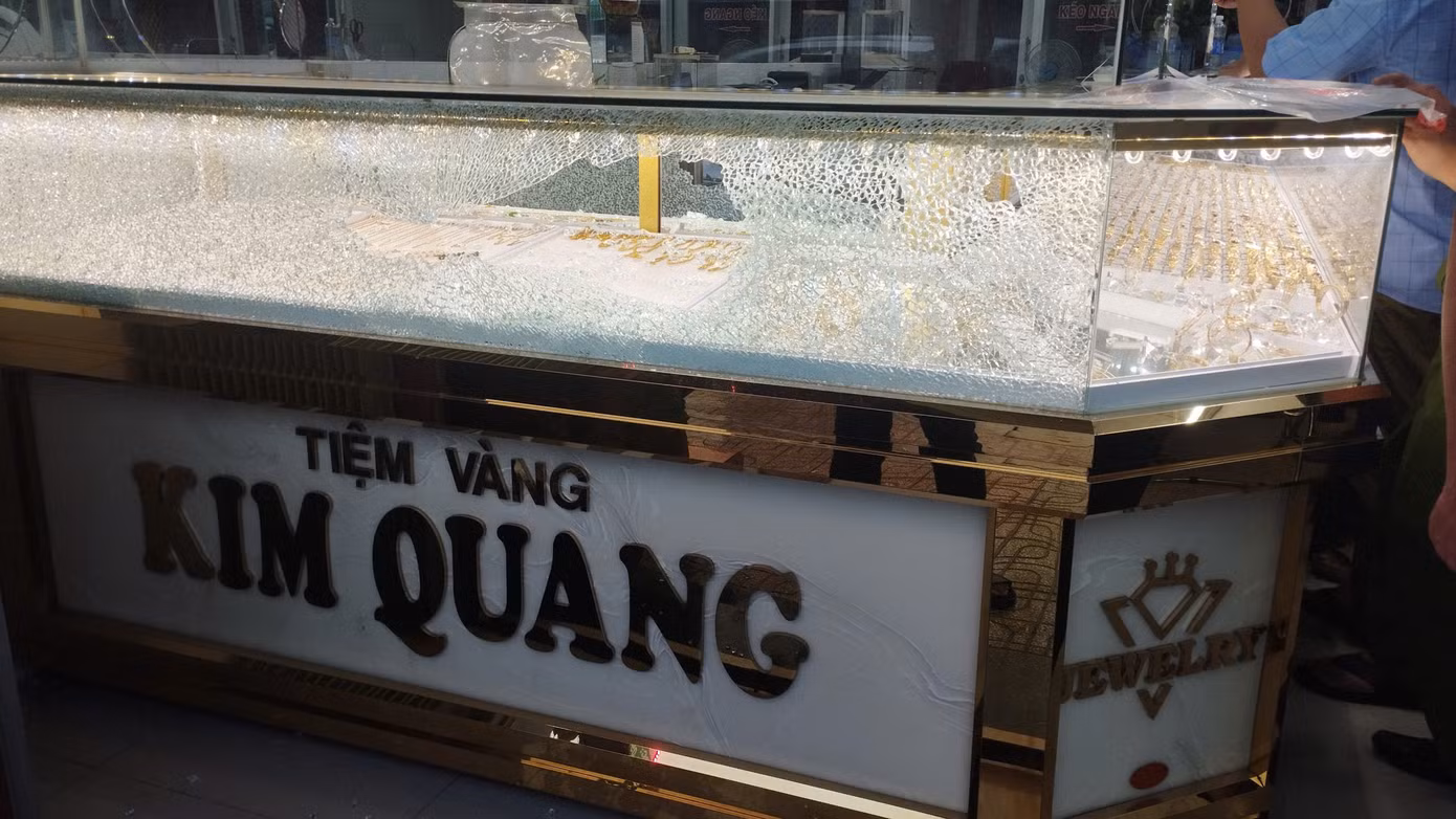 Hiện trường vụ cướp tiệm vàng.