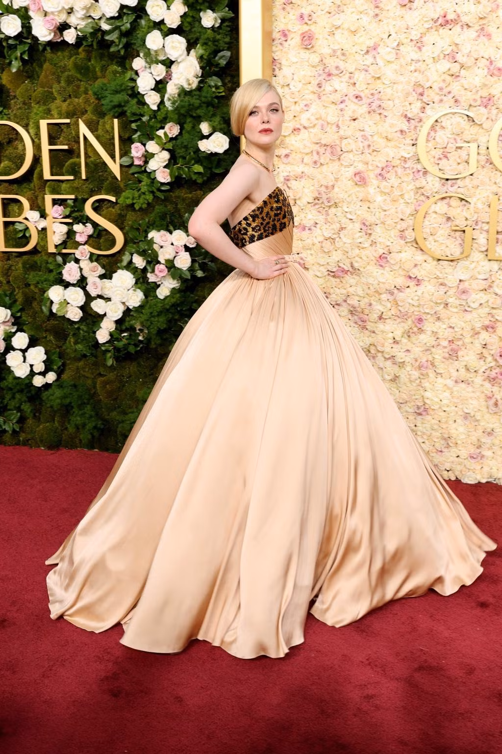 Elle Fanning không gặp vấn đề về phom dáng trang phục. Nhưng họa tiết da báo trên chiếc váy Balmain lạc quẻ so với tổng thể, khiến nó trở nên sến súa. Ảnh: Getty Images.
