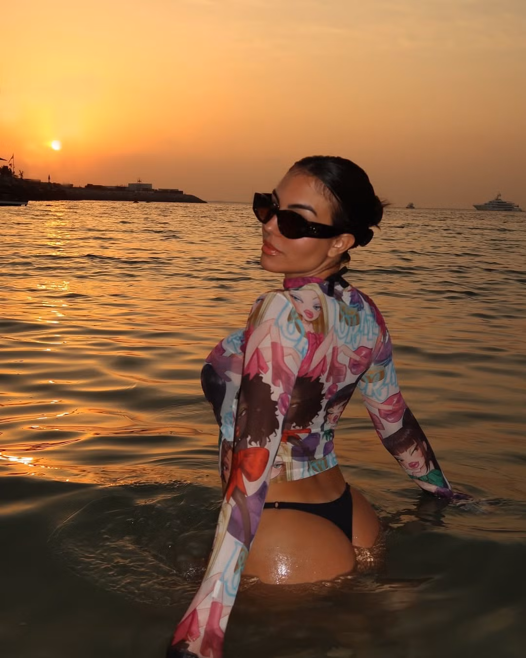 Georgina Rodriguez đăng ảnh nghỉ dưỡng ở Dubai vào ngày 2/1. Trước đó, người mẫu sinh năm 1994 khoe loạt khoảnh khắc đón giao thừa cùng bạn trai danh thủ, Cristiano Ronaldo, và các con trên du thuyền sang trọng. Ảnh: IG.