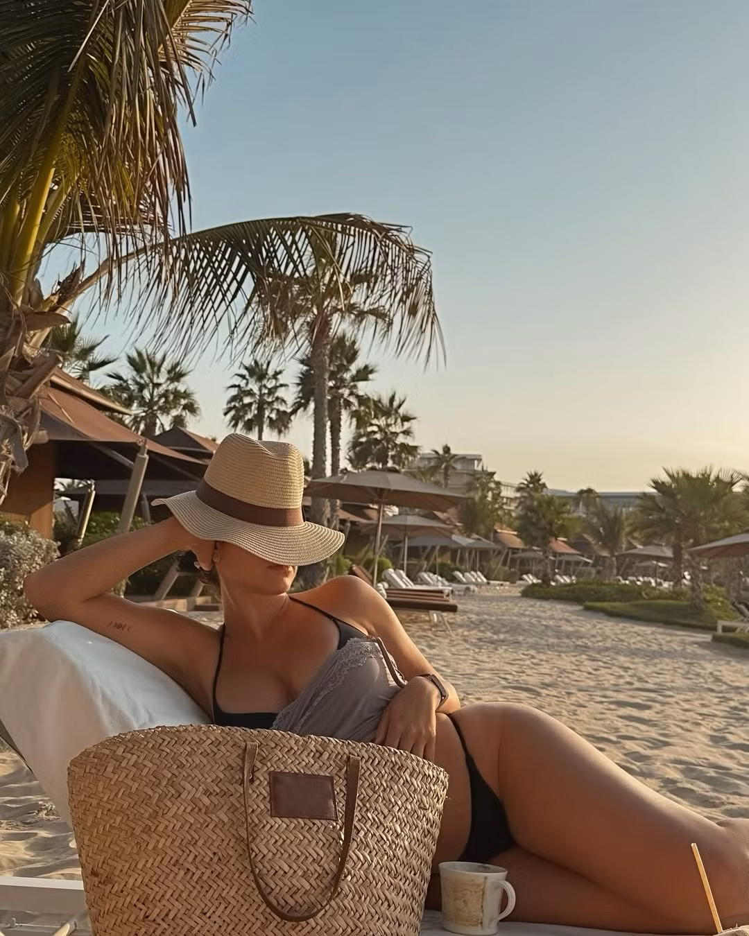 Georgina Rodriguez đăng ảnh nghỉ dưỡng ở Dubai vào ngày 2/1. Trước đó, người mẫu sinh năm 1994 khoe loạt khoảnh khắc đón giao thừa cùng bạn trai danh thủ, Cristiano Ronaldo, và các con trên du thuyền sang trọng. Ảnh: IG.