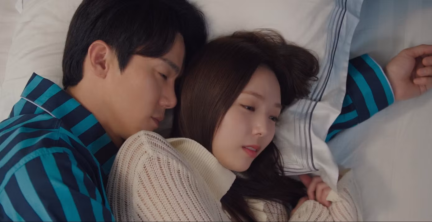 Yoo Yeon Seok và Chae Soo Bin có nhiều cảnh tình cảm trong phim.