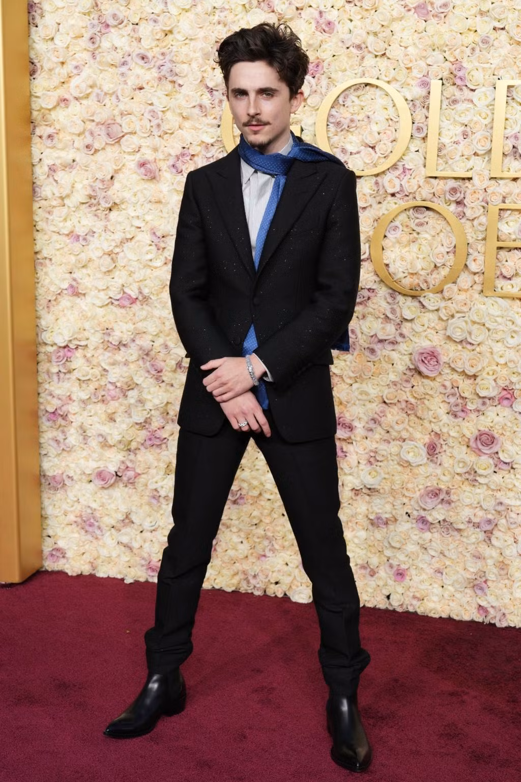 Timothée Chalamet, Andrew Scott và Eddie Redmayne (trái sang phải) là những nam diễn viên lọt vào top sao mặc xấu. Những bộ vest của họ có kiểu dáng cơ bản nhưng họa tiết, cách phối màu hoặc màu sắc như hàng chợ. Ảnh: AP/Getty Images.