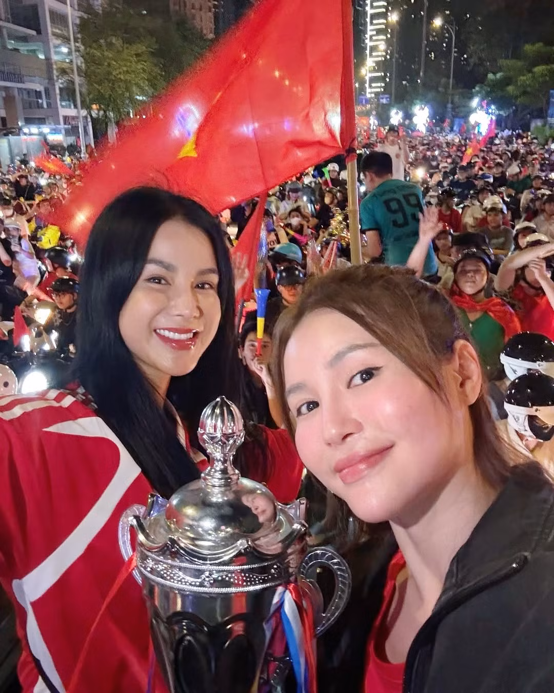 Diệp Lâm Anh ăn mừng cùng hội bạn thân. Ảnh: IG.