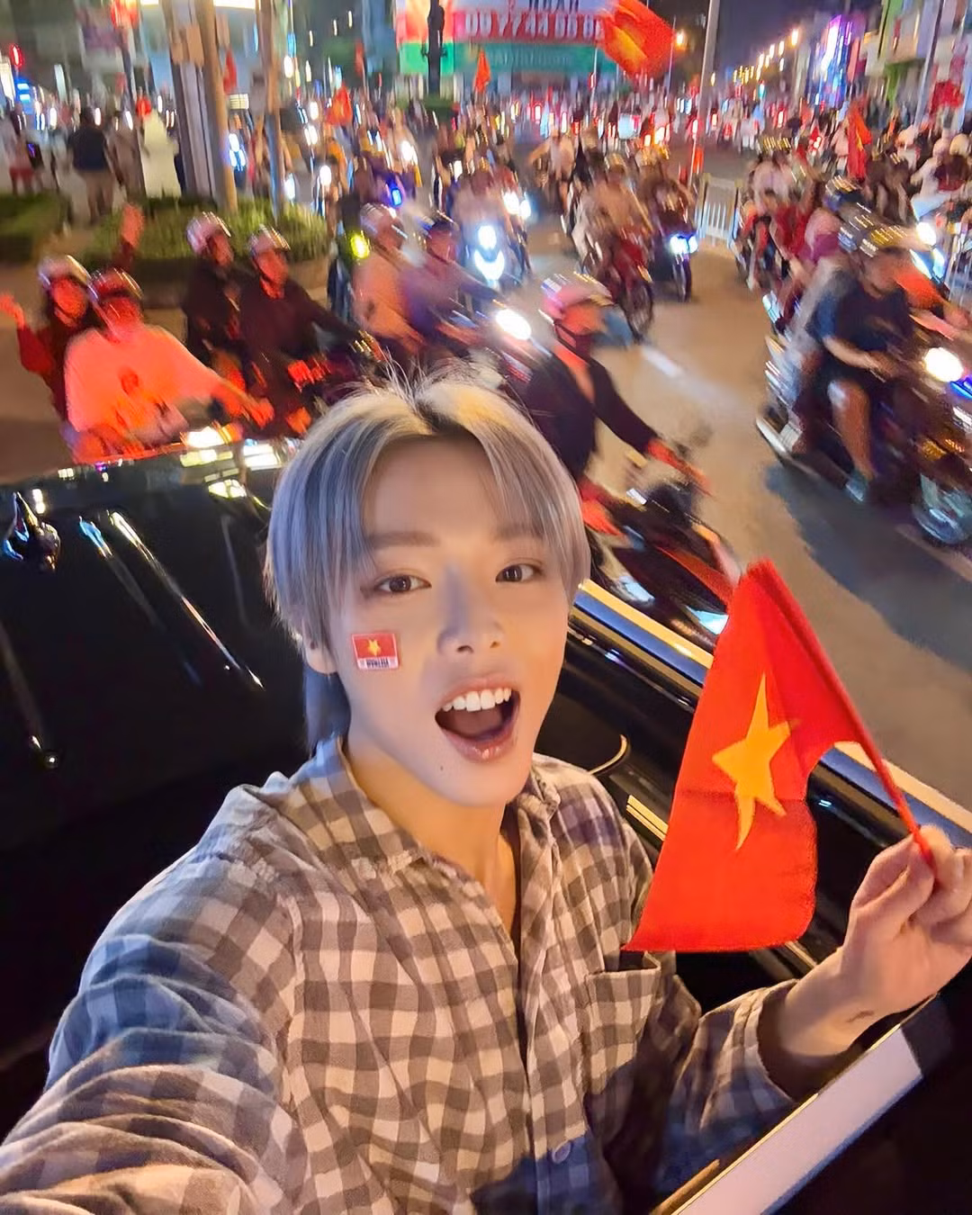 Đức Phúc mặc nguyên đồ ngủ xuống đường đi "bão". Ảnh: IG.