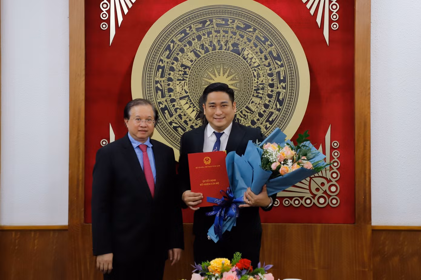 Thứ trưởng Bộ VHTTDL Tạ Quang Đông trao quyết định bổ nhiệm cho ông Nguyễn Minh Tiệp.