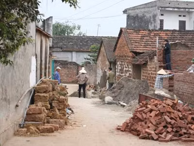 Nhà cổ xuống cấp người dân Làng cổ Đường Lâm đang phá xây sửa. Ảnh: Hoàng Anh