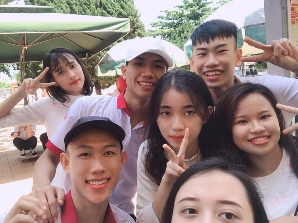 Trần Đình Đức và nhóm bạn ở trường THPT Y Jút ,Đắk Lắk (ngoài cùng bên trái).