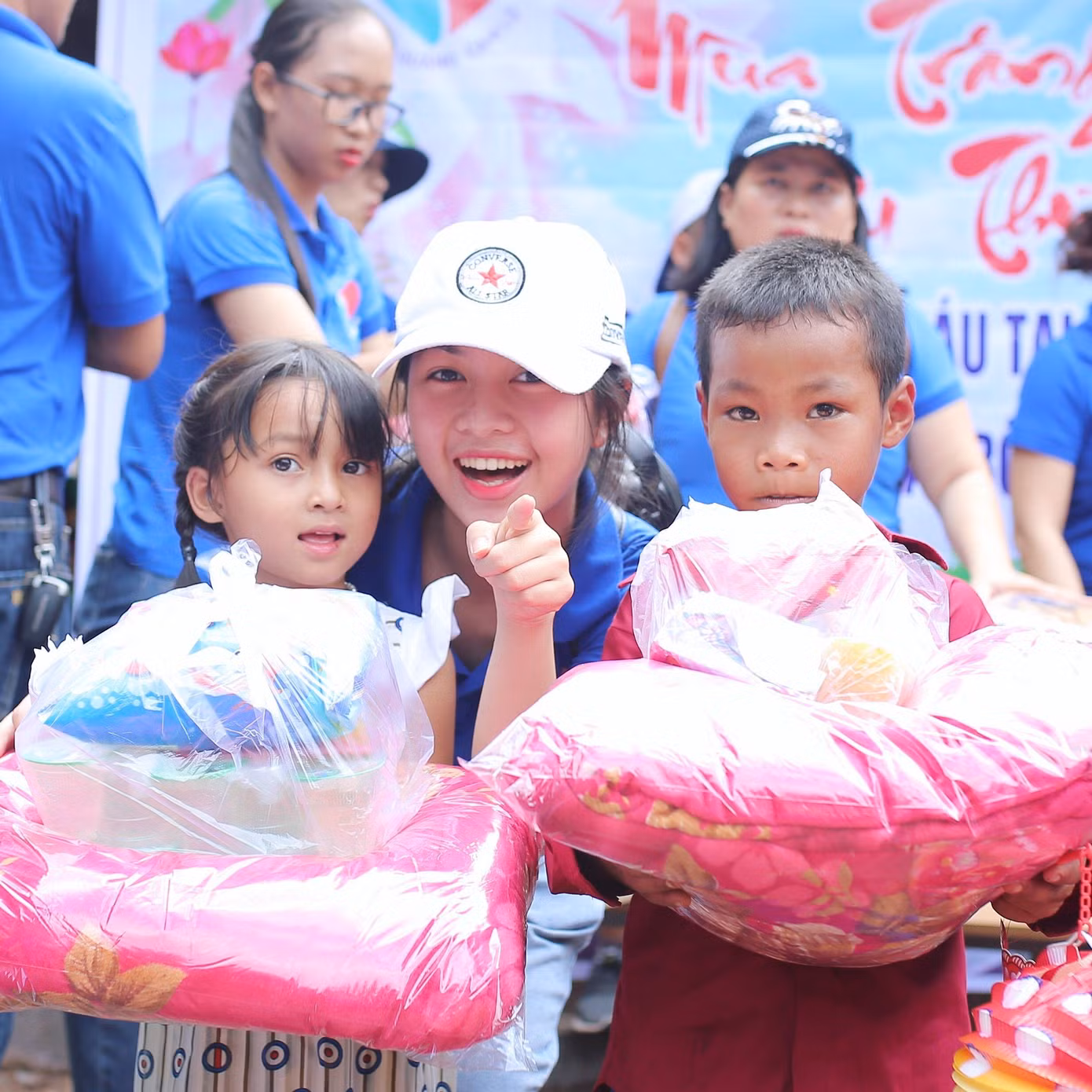 Kiều Anh trong chuyến tình nguyện ở vùng núi.