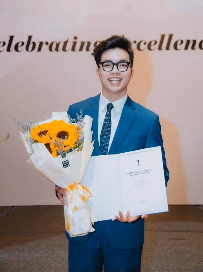 Xuân Hiếu hoàn thành chứng chỉ ICAEW
