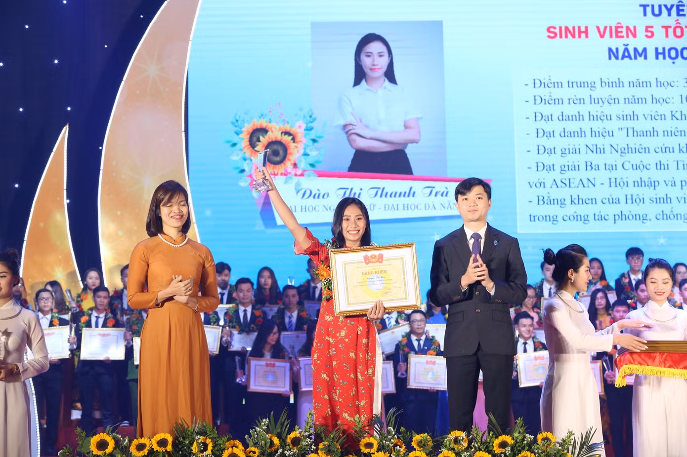 Thanh Trà là một trong 102 người nhận Giải thưởng “Sao Tháng Giêng” cấp Trung ương năm 2020