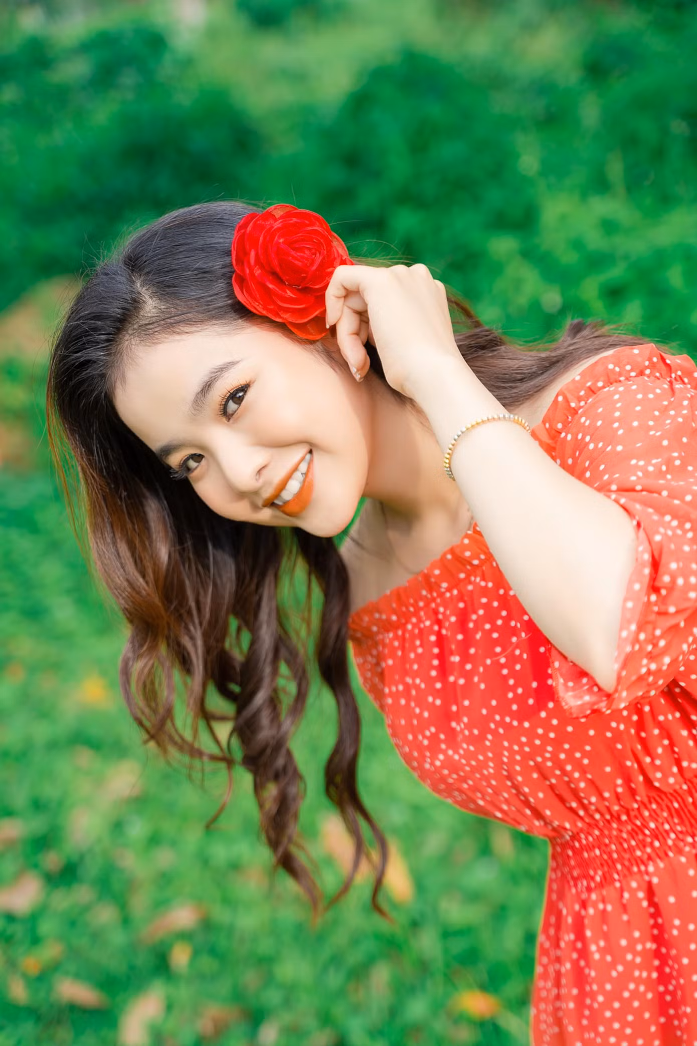 Cô rực rỡ như 1 bông hồng hiện hữu giữa thảm cỏ xanh.