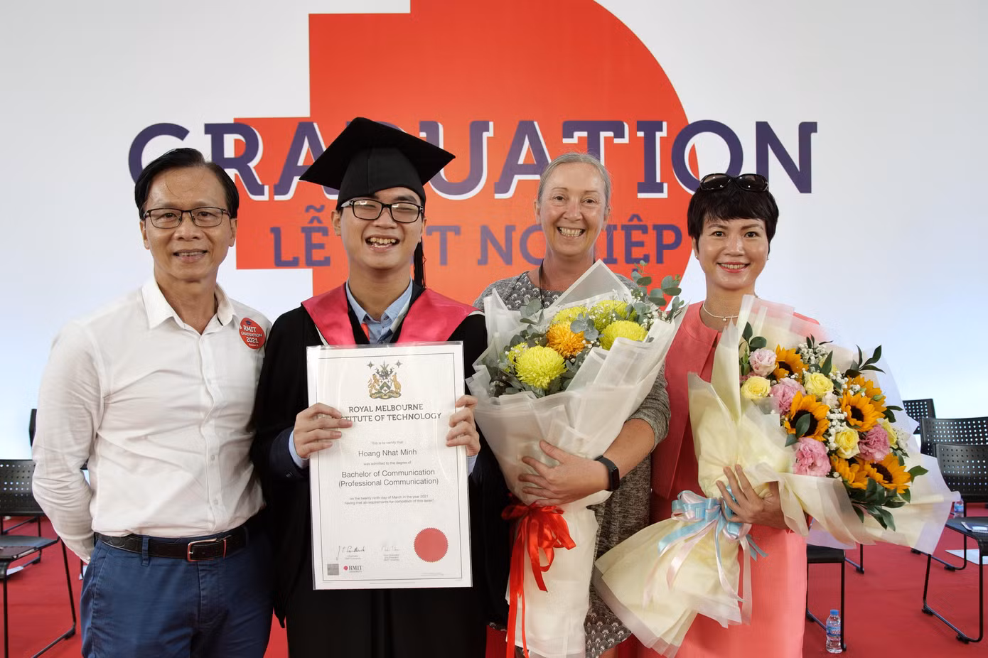 Hoàng Nhật Minh mới tốt nghiệp ngành Cử nhân Truyền thông chuyên nghiệp Đại học RMIT (trong hình: Minh cùng ba mẹ và cô Carol Witney, Quản lý Dịch vụ bình đẳng giáo dục tại Đại học RMIT)