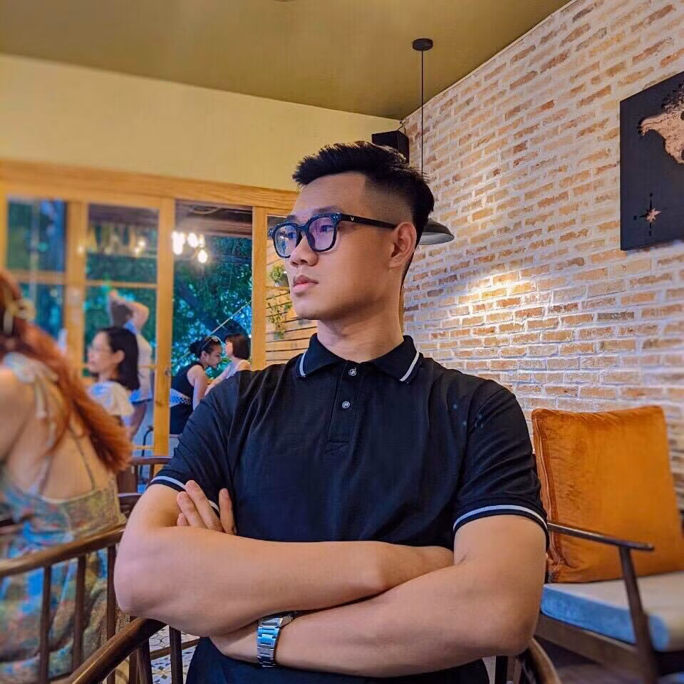 Phạm Việt Hoàng từng có định kiến về công việc môi giới. Phạm Việt Hoàng từng có định kiến về công việc môi giới.