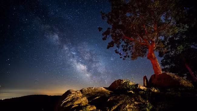 Dải Ngân Hà nhô lên phía trên dãy núi Blue Ridge ở Công viên quốc gia Shenandoah, Virginia. (Ảnh: The Washington Post)