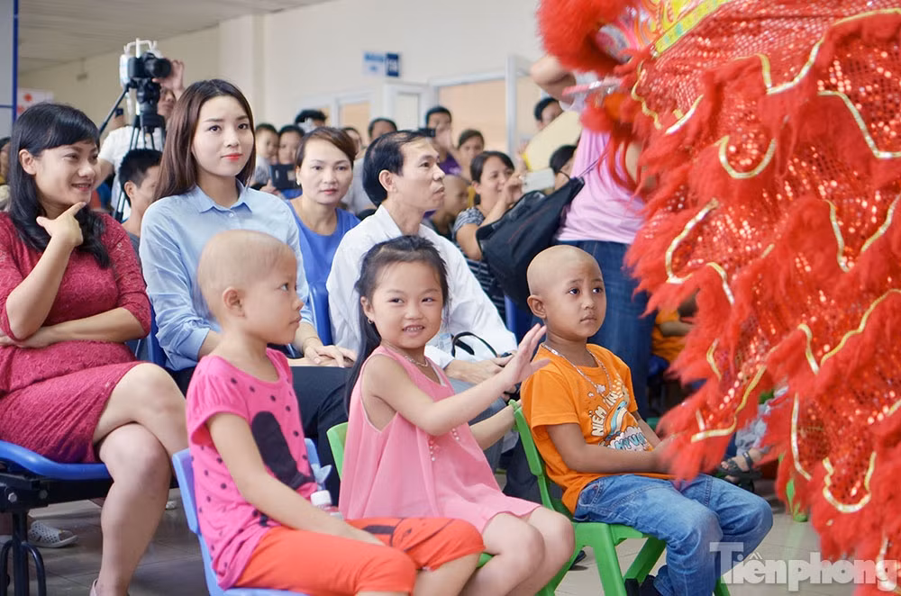 Kỳ Duyên vui trung thu với các em nhỏ mắc ung thư ảnh 5