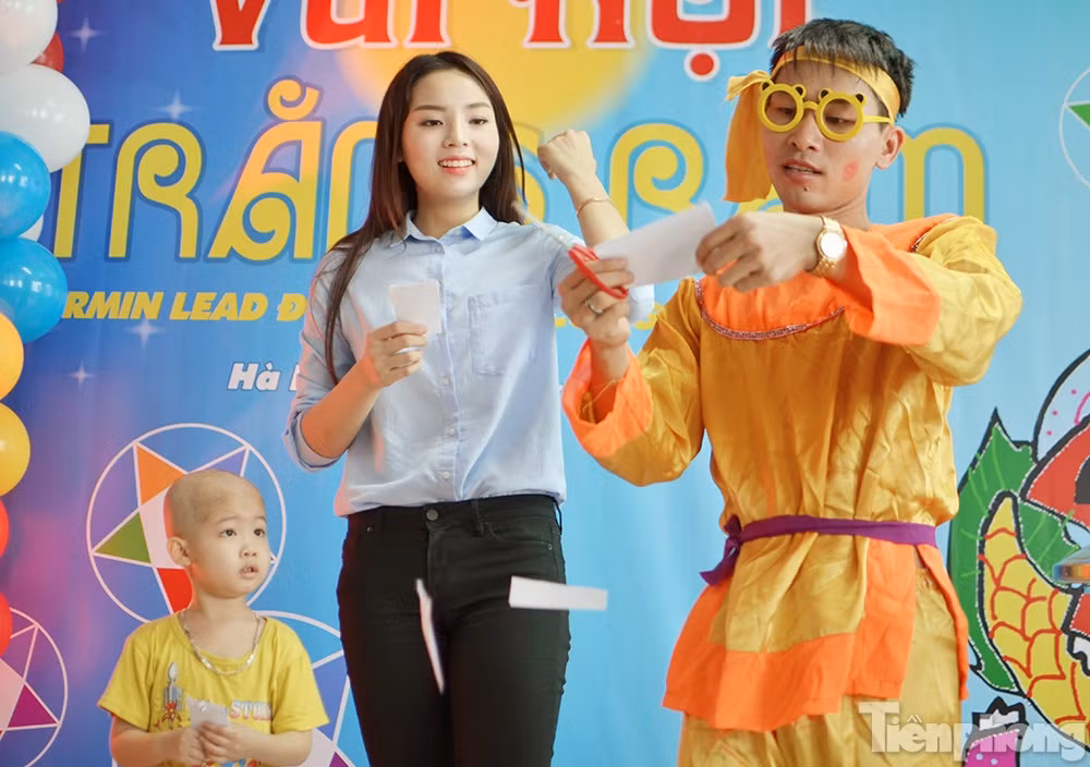 Kỳ Duyên vui trung thu với các em nhỏ mắc ung thư ảnh 7