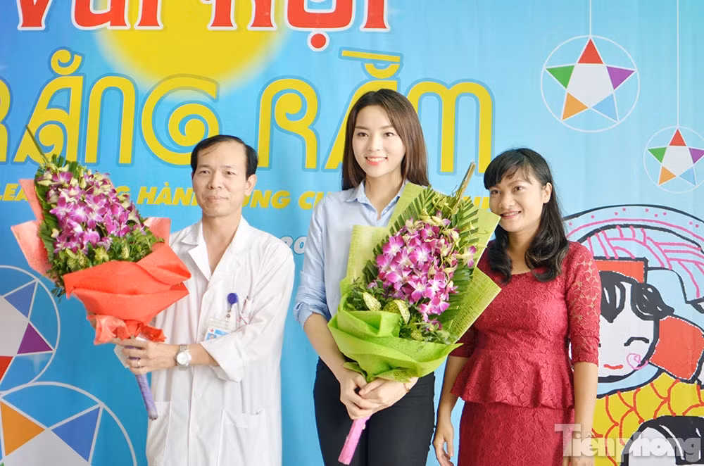 Kỳ Duyên vui trung thu với các em nhỏ mắc ung thư ảnh 1