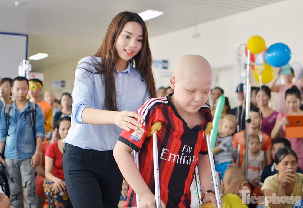 Kỳ Duyên vui trung thu với các em nhỏ mắc ung thư ảnh 11