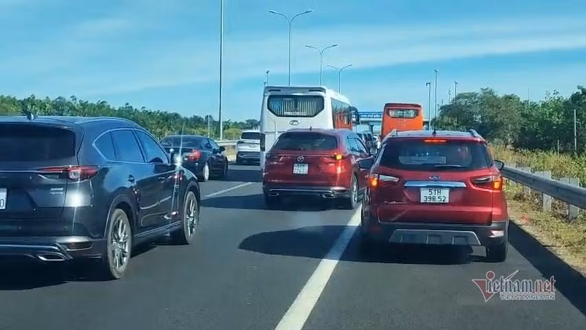 Mùng 2 Tết Nhâm Dần 2022, tuyến cao tốc TP.HCM - Long Thành - Dầu Giây xảy ra ùn tắc.