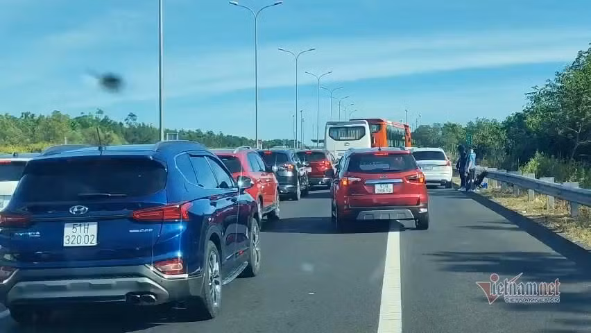 Kẹt xe nên một số người rời phương tiện, đi lại 'dạo mát' trên cao tốc