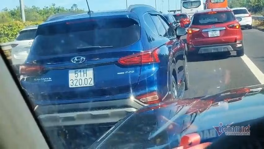 Ô tô 'bò' trên cao tốc, di chuyển rất khó khăn