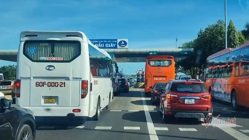 Trước trạm thu phí Long Phước, xe cộ xếp kín.